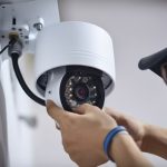 Techniker installiert Überwachungskamera